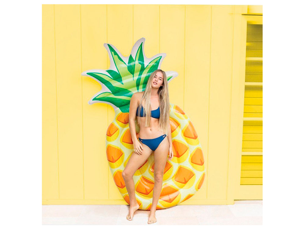 Flotador inflable para alberca con forma de piña en colores amarillo y verde.