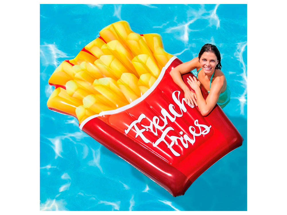 Flotador inflable con forma de papas fritas en un recipiente rojo con letras blancas.