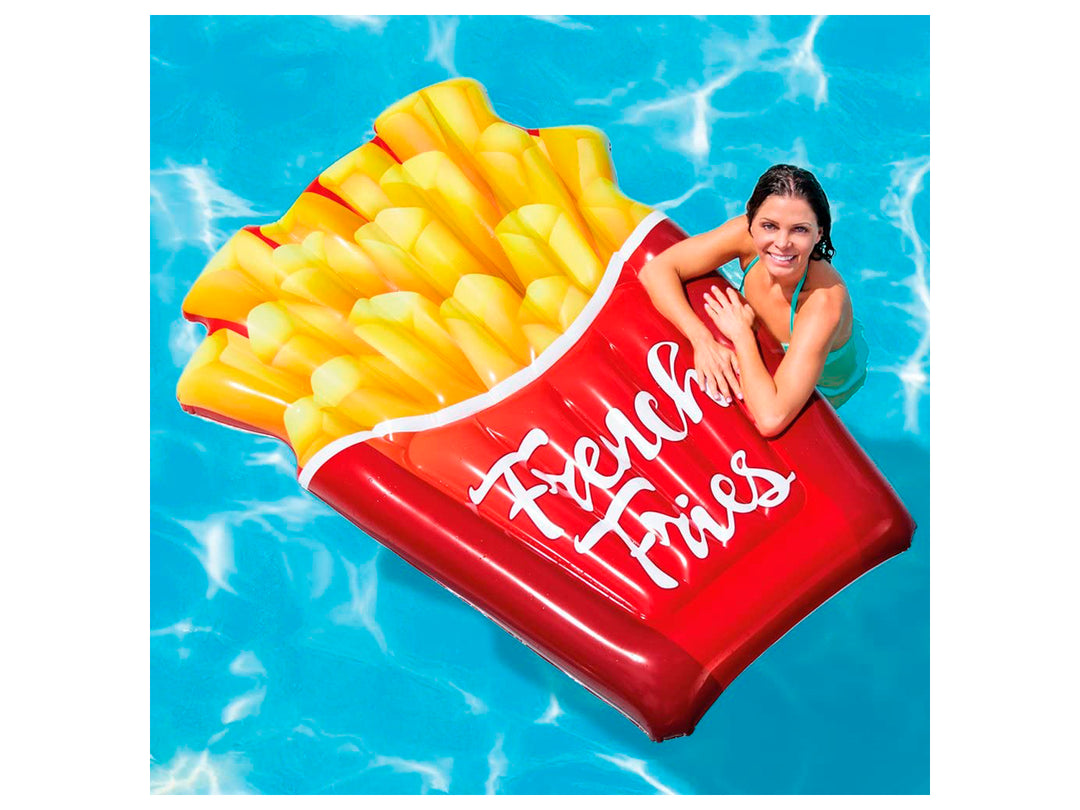 Flotador inflable con forma de papas fritas en un recipiente rojo con letras blancas.