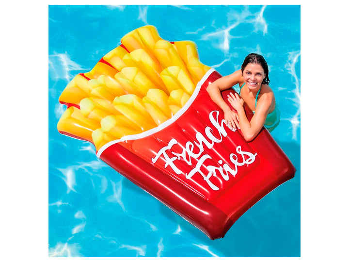Flotador inflable con forma de papas fritas en un recipiente rojo con letras blancas.