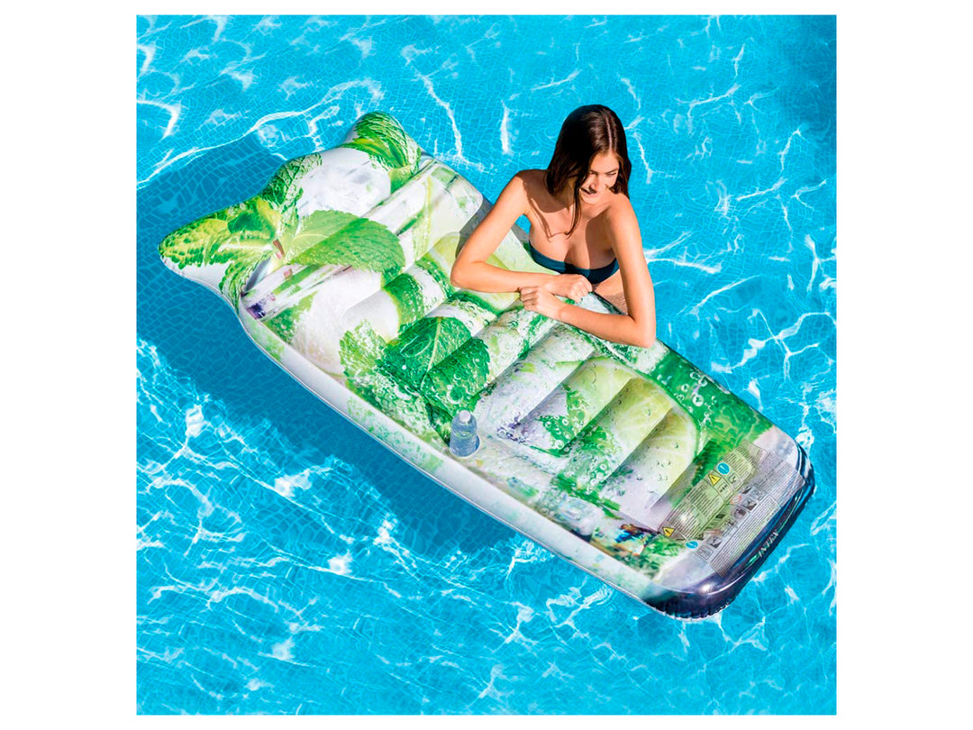 Colchón inflable para alberca con diseño de vaso de mojito con rodajas de limón y hojas de menta.