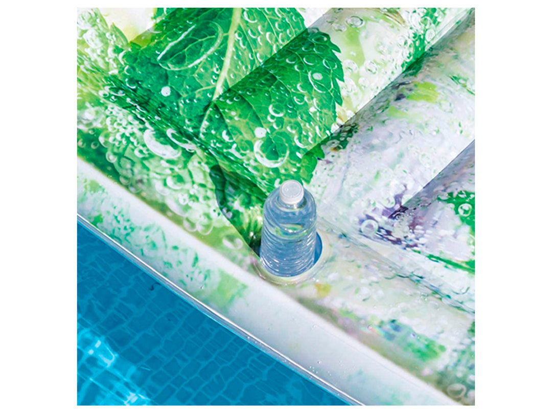 Colchón inflable para alberca con diseño de vaso de mojito con rodajas de limón y hojas de menta.