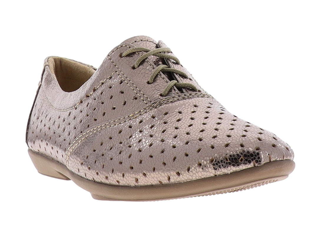 Zapato plano color seda con acabado brillante y detalles perforados, cierre de agujetas.