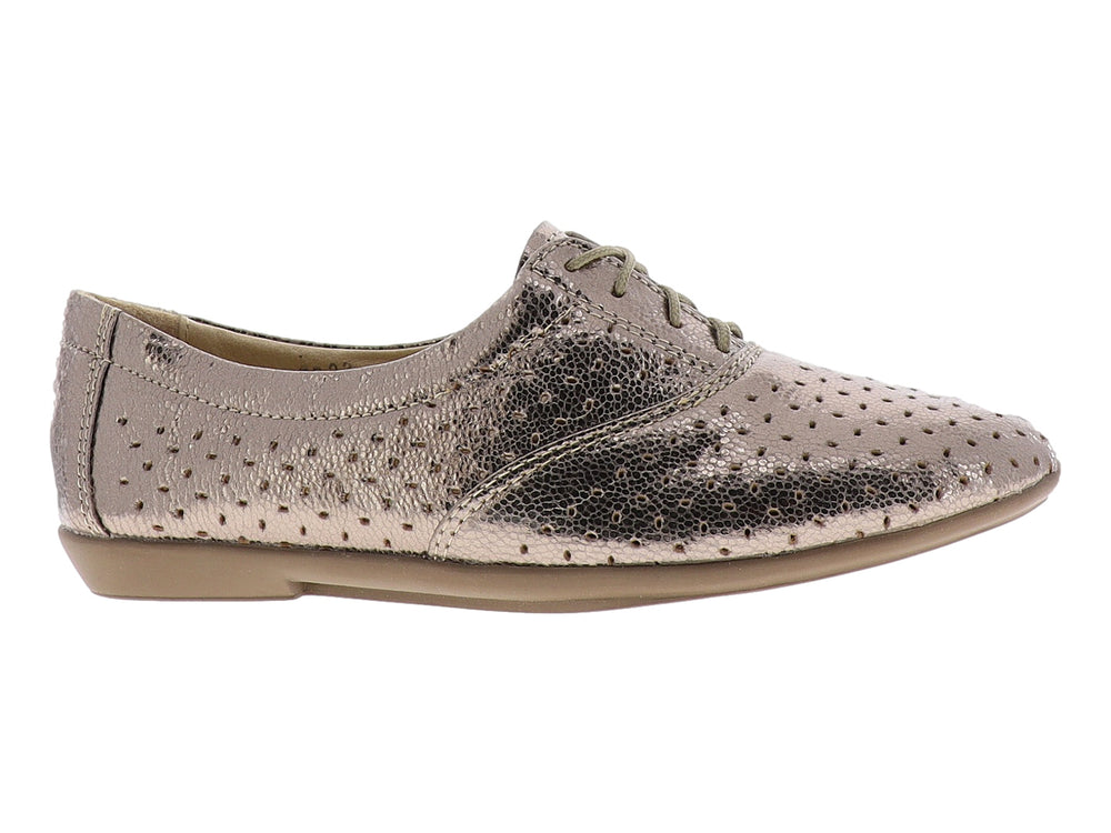 Zapato plano color seda con acabado brillante y detalles perforados, cierre de agujetas.