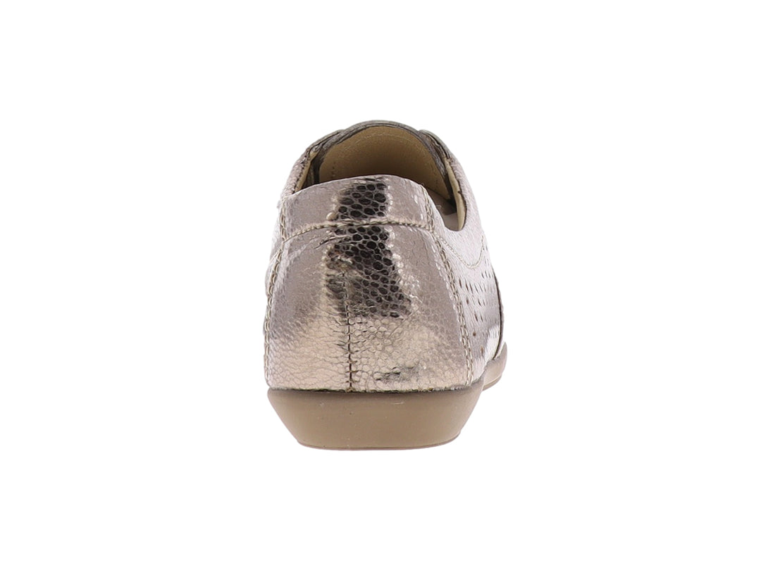 Zapato plano color seda con acabado brillante y detalles perforados, cierre de agujetas.