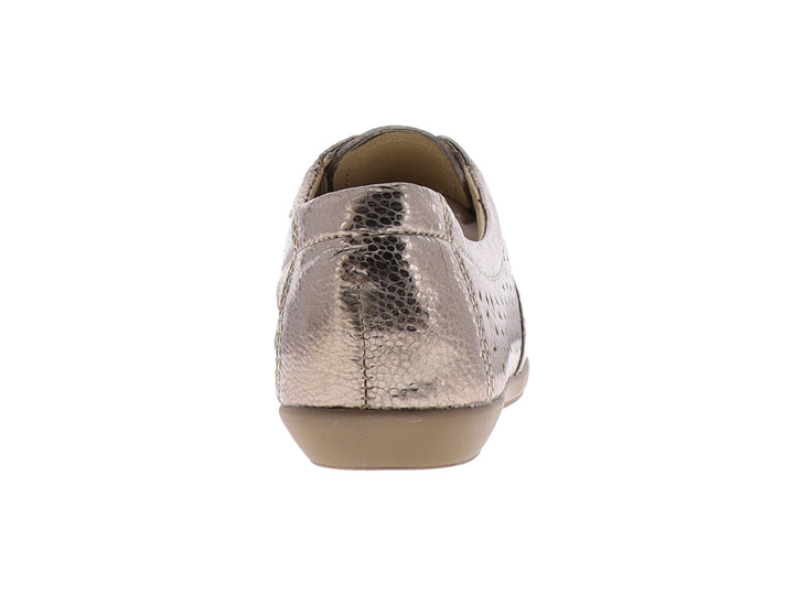 Zapato plano color seda con acabado brillante y detalles perforados, cierre de agujetas.