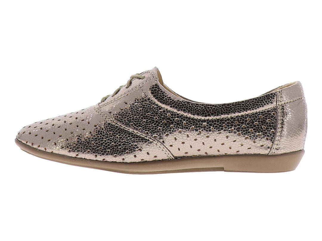 Zapato plano color seda con acabado brillante y detalles perforados, cierre de agujetas.