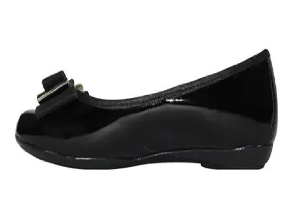 Zapato plano negro brillante para niña con detalle de moño en la parte frontal.