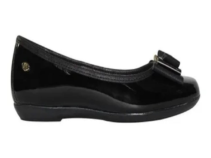 Zapato plano negro brillante para niña con detalle de moño en la parte frontal.