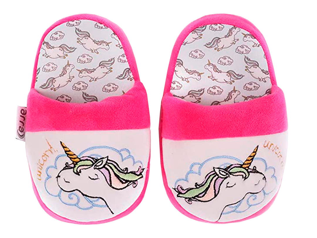 Par de pantuflas para niña en colores rosa y blanco con estampado de cara de unicornio en el frente.