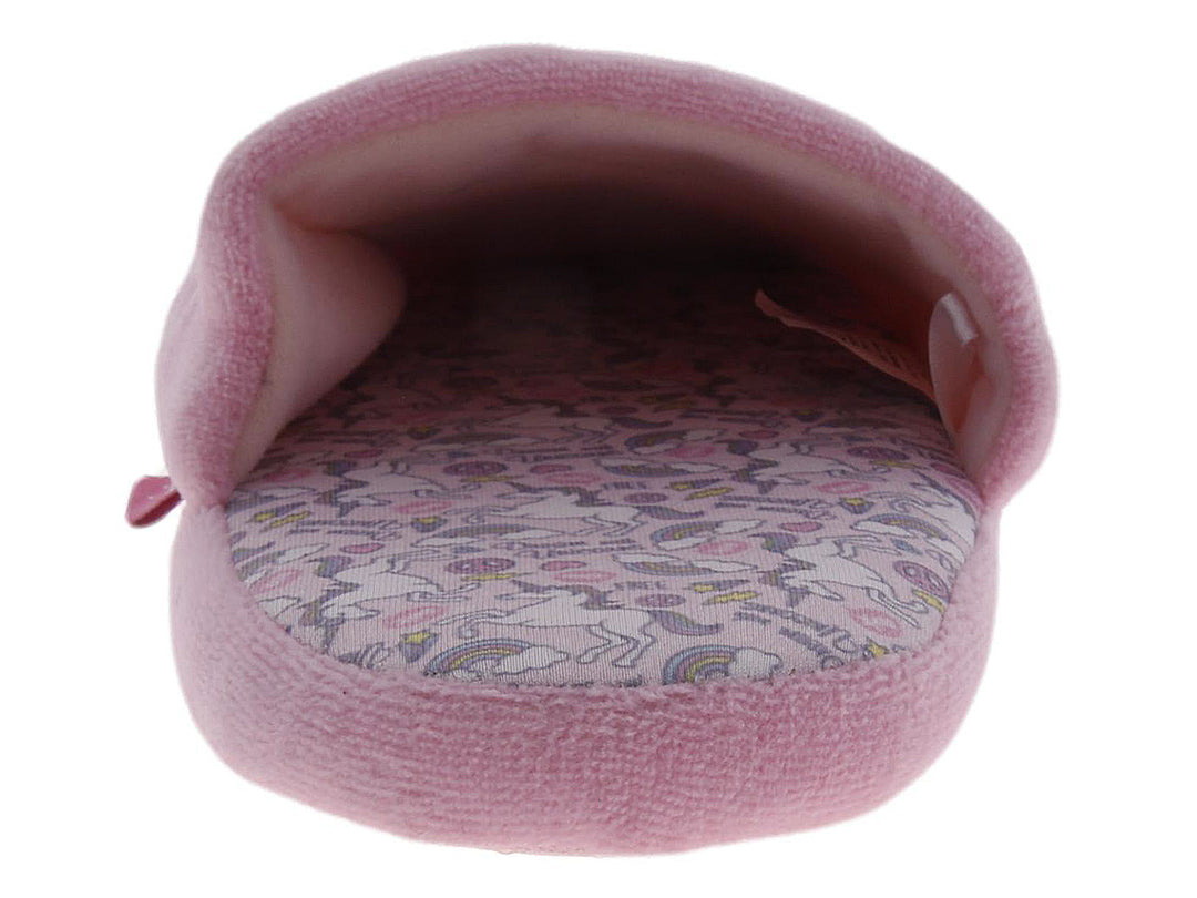 Pantufla rosa para niña con diseño de unicornio y un corazón.