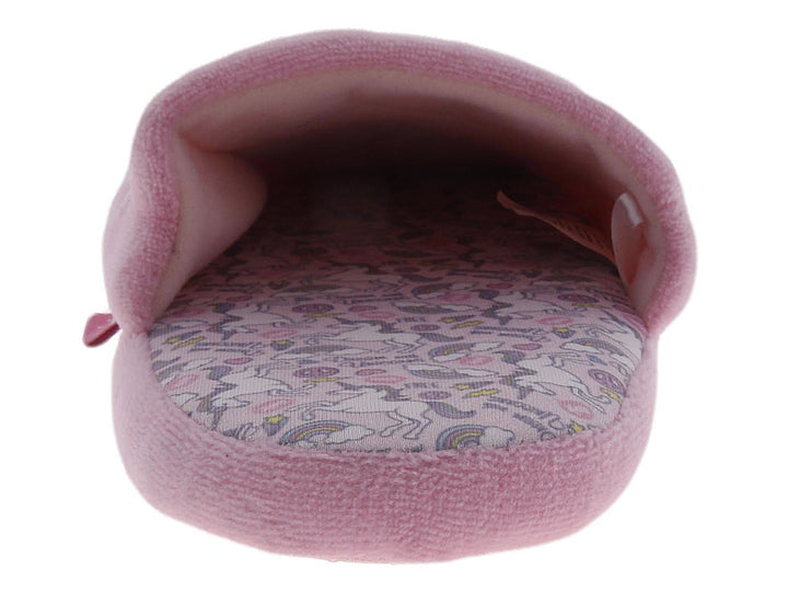 Pantufla rosa para niña con diseño de unicornio y un corazón.