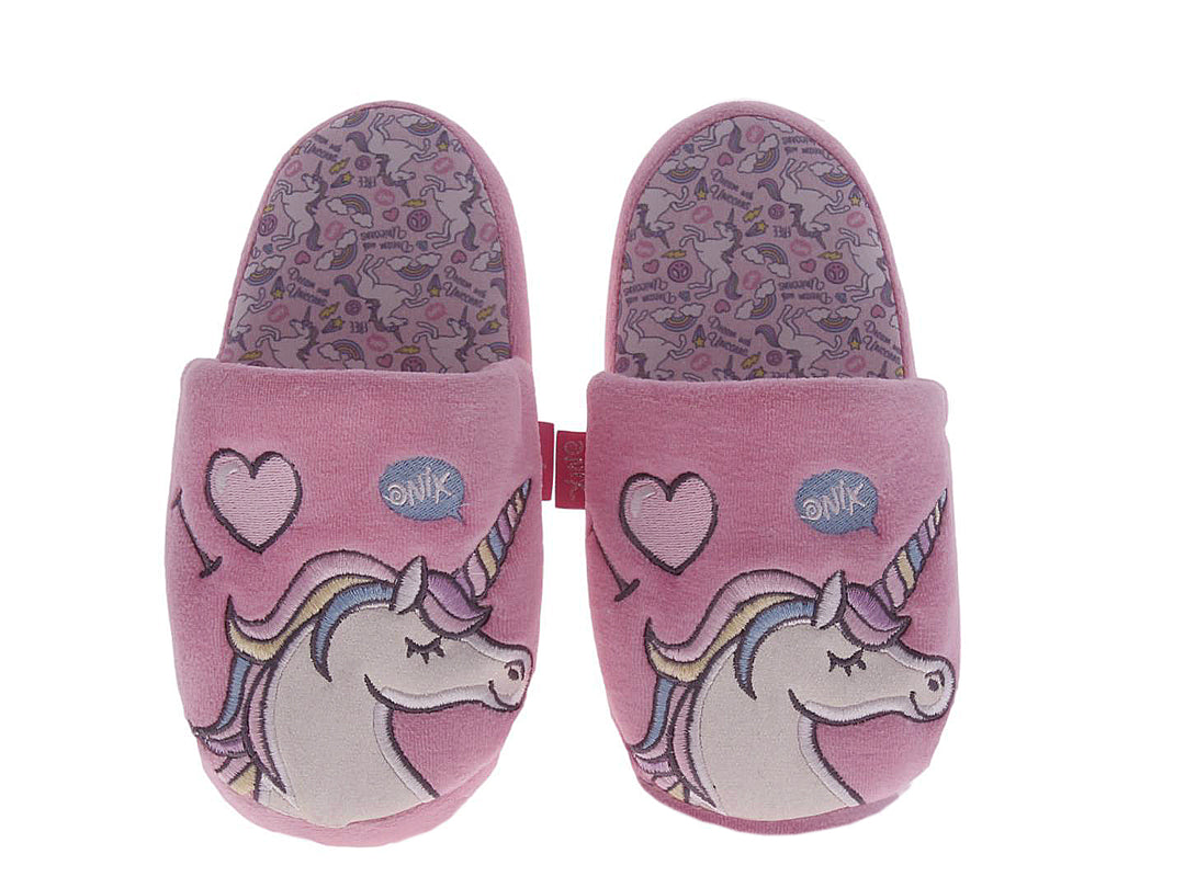 Pantufla rosa para niña con diseño de unicornio y un corazón.