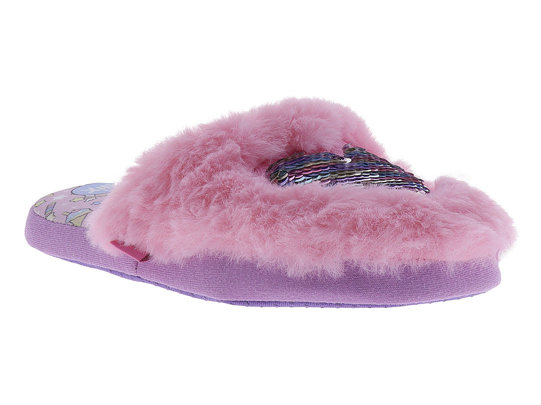 Pantuflas rosas de peluche con detalle de corazón en lentejuelas brillantes.