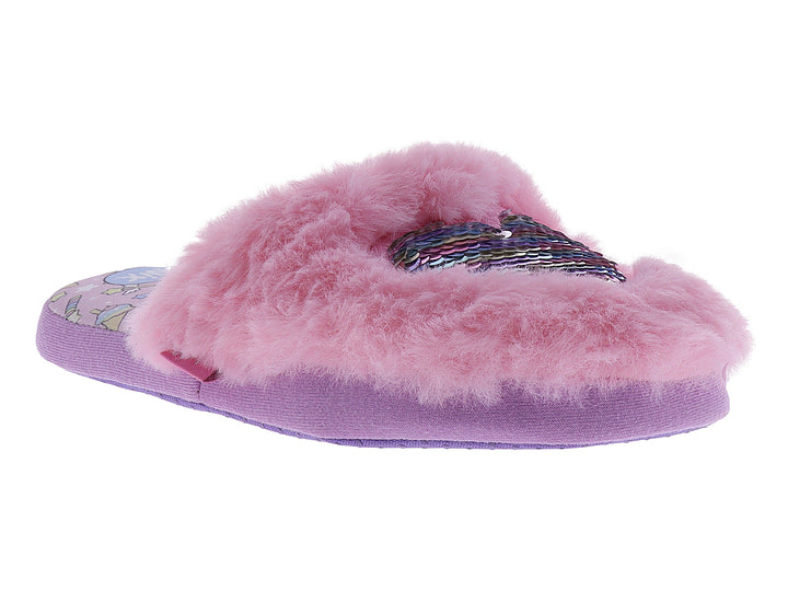 Pantuflas rosas de peluche con detalle de corazón en lentejuelas brillantes.