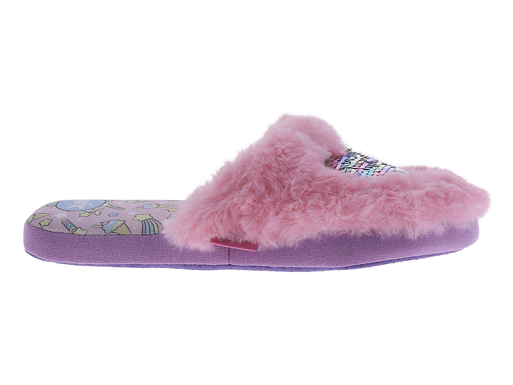 Pantuflas rosas de peluche con detalle de corazón en lentejuelas brillantes.