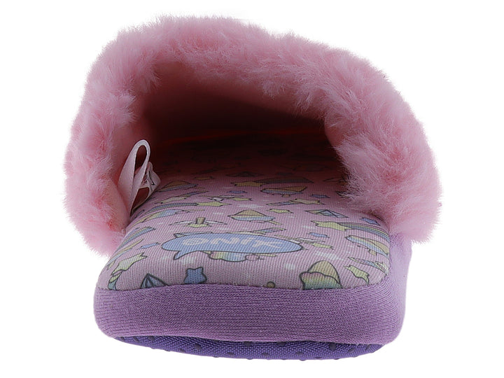 Pantuflas rosas de peluche con detalle de corazón en lentejuelas brillantes.