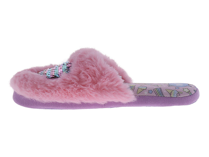 Pantuflas rosas de peluche con detalle de corazón en lentejuelas brillantes.