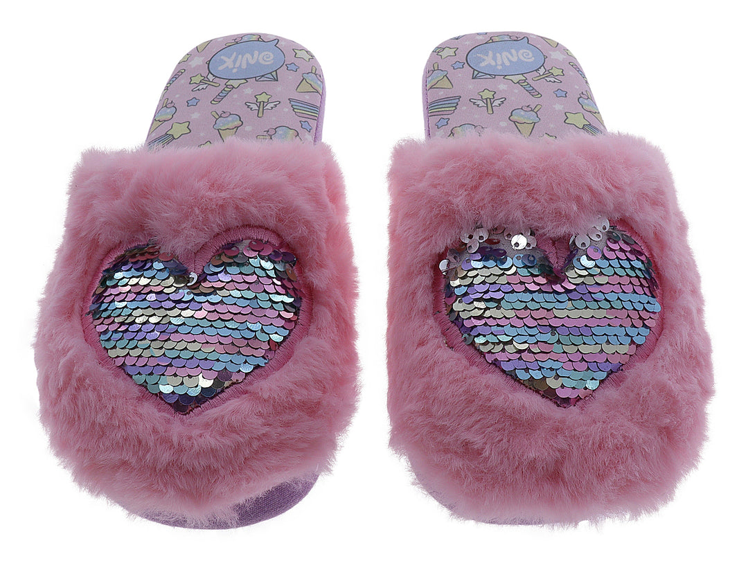 Pantuflas rosas de peluche con detalle de corazón en lentejuelas brillantes.