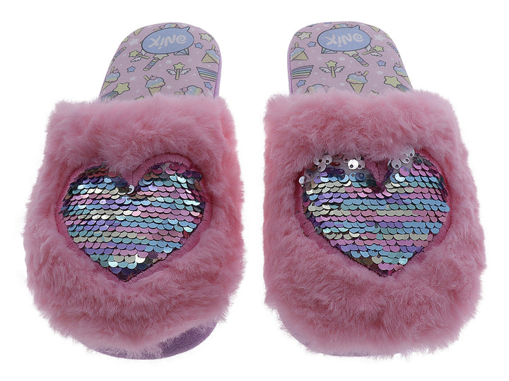 Pantuflas rosas de peluche con detalle de corazón en lentejuelas brillantes.