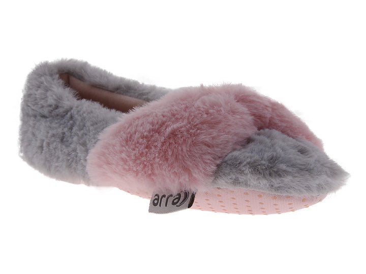Pantuflas cerradas de material sintético peludo en colores gris y rosa con suela punteada.