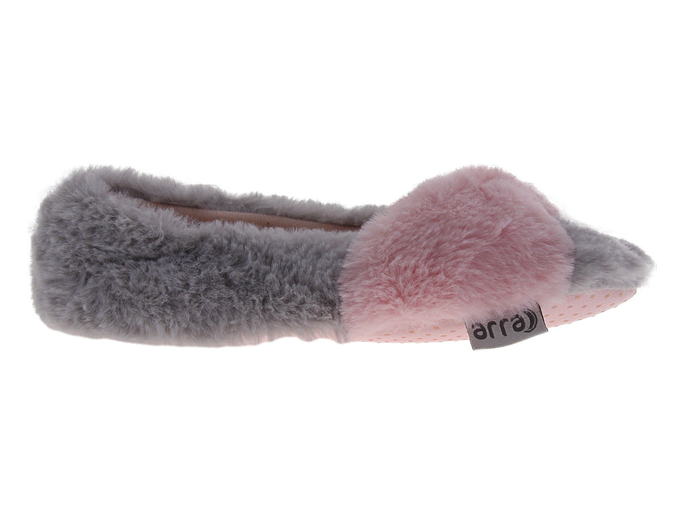 Pantuflas cerradas de material sintético peludo en colores gris y rosa con suela punteada.