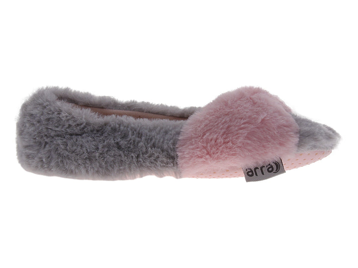 Pantuflas cerradas de material sintético peludo en colores gris y rosa con suela punteada.