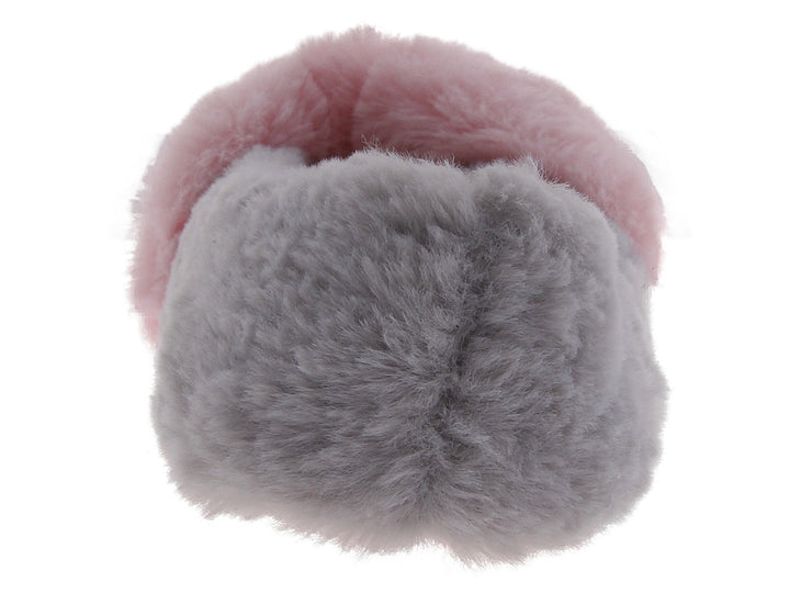 Pantuflas cerradas de material sintético peludo en colores gris y rosa con suela punteada.
