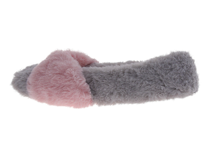 Pantuflas cerradas de material sintético peludo en colores gris y rosa con suela punteada.