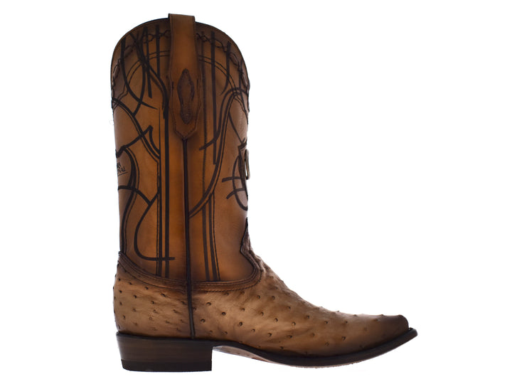 Par de botas vaqueras de cuero color taupe con bordados decorativos y textura granulada en la punta.