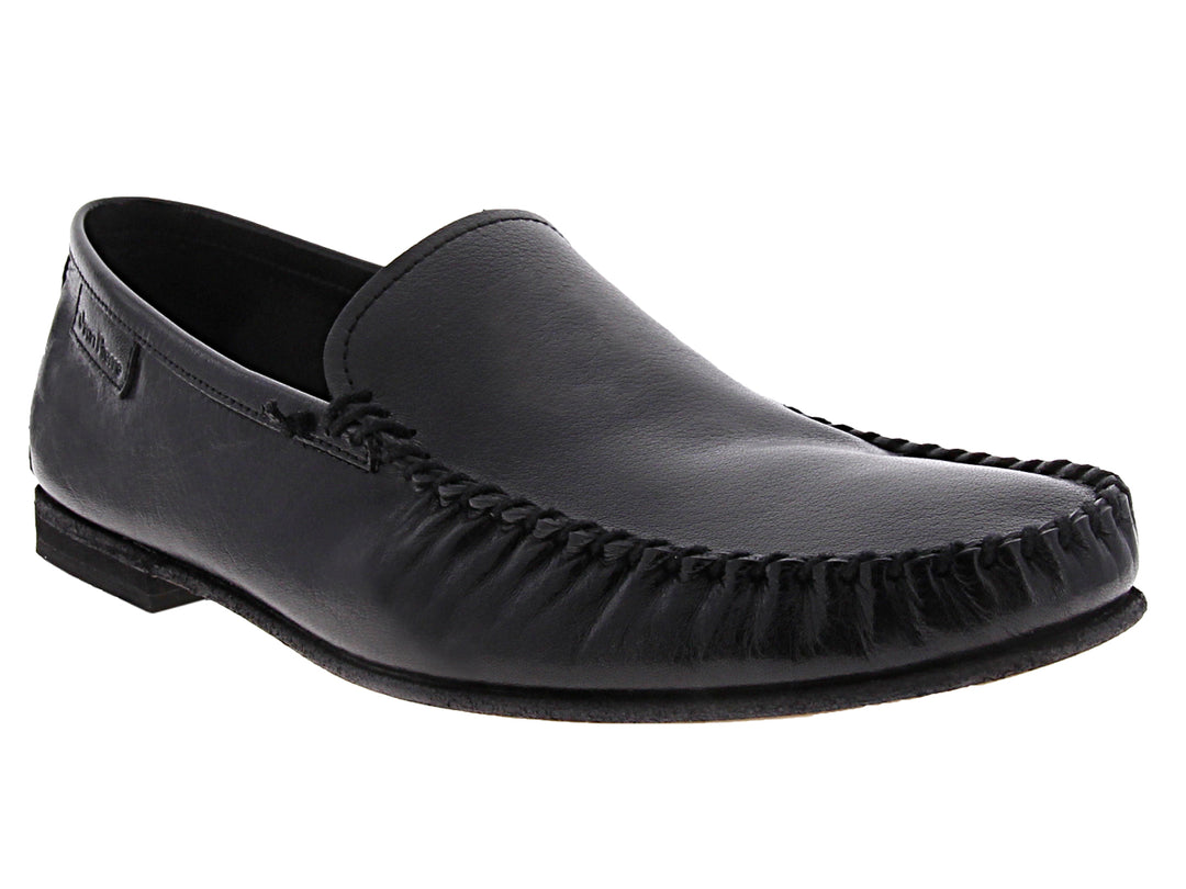 Zapato tipo mocasín color negro de cuero con costuras decorativas en la puntera para Hombre.