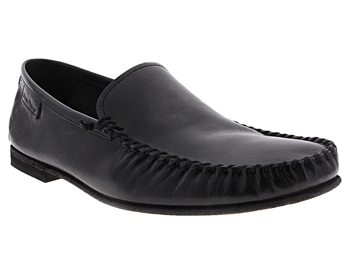 Zapato tipo mocasín color negro de cuero con costuras decorativas en la puntera para Hombre.