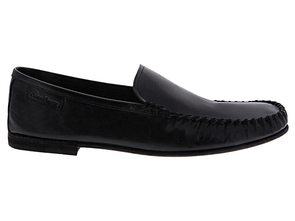 Zapato tipo mocasín color negro de cuero con costuras decorativas en la puntera para Hombre.