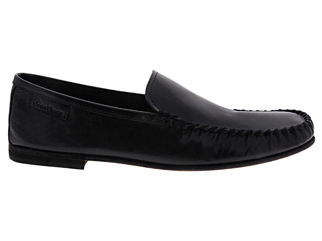 Zapato tipo mocasín color negro de cuero con costuras decorativas en la puntera para Hombre.
