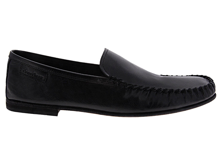 Zapato tipo mocasín color negro de cuero con costuras decorativas en la puntera para Hombre.