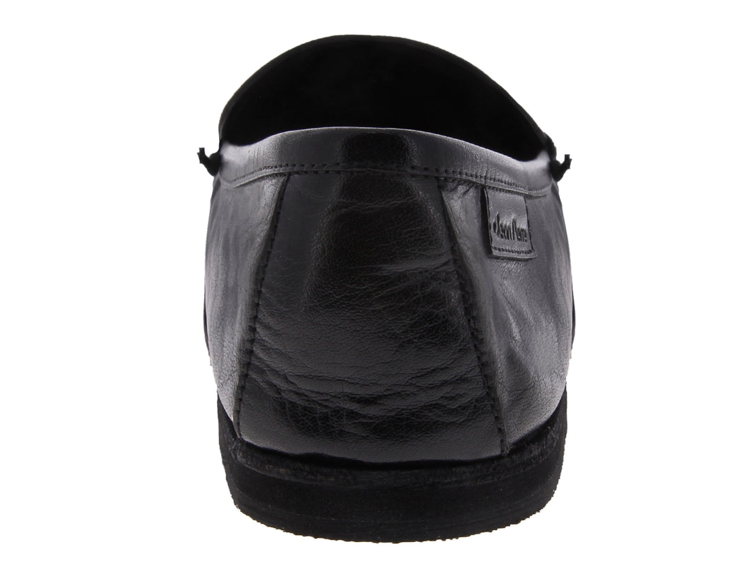 Zapato tipo mocasín color negro de cuero con costuras decorativas en la puntera para Hombre.