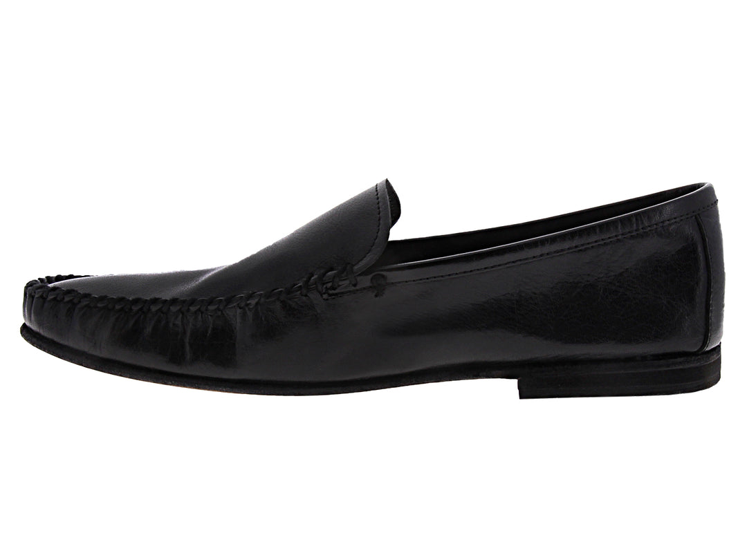 Zapato tipo mocasín color negro de cuero con costuras decorativas en la puntera para Hombre.