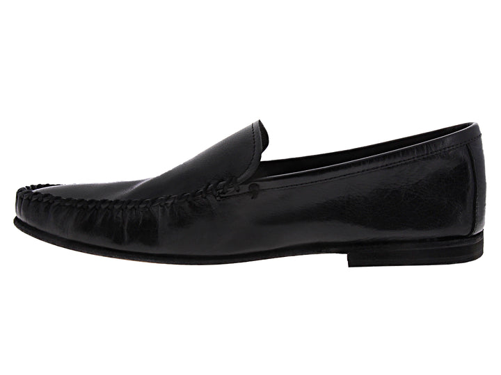 Zapato tipo mocasín color negro de cuero con costuras decorativas en la puntera para Hombre.