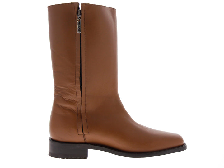 Botas Canelo Atlas para hombre en color maple, confeccionadas en cuero liso con suela negra.