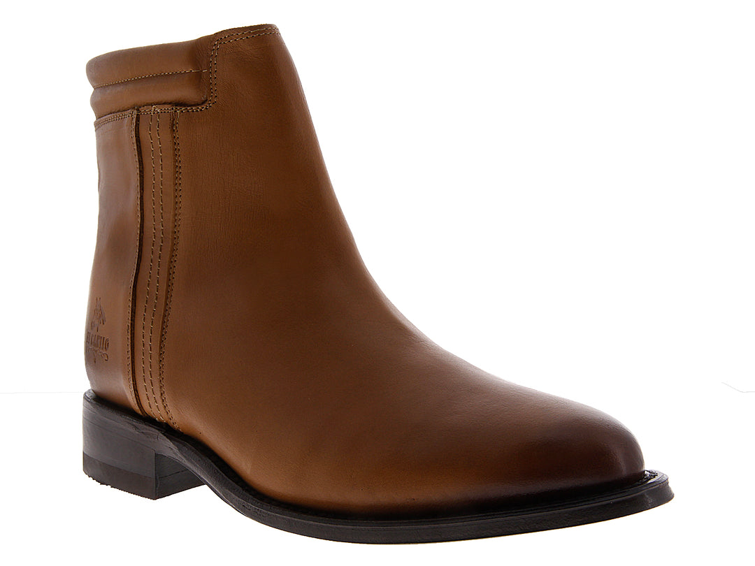 Bota de cuero color miel para hombre con suela negra y acabado liso.