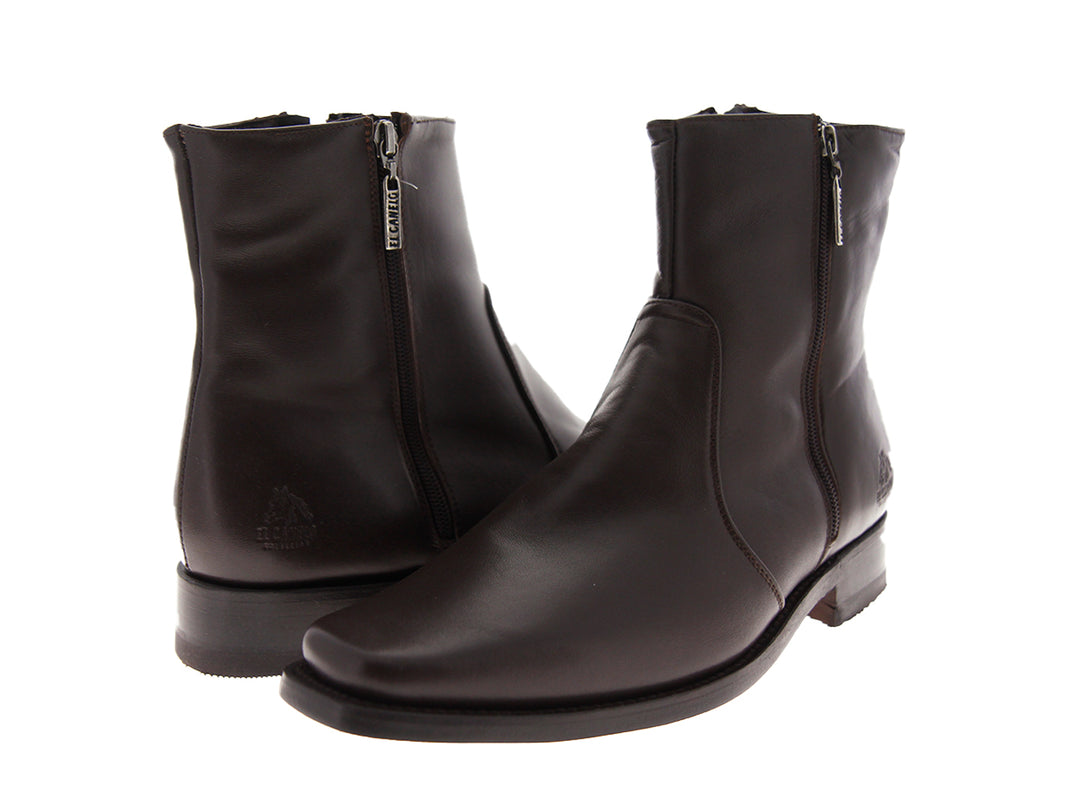 Botas de cuero color café oscuro para hombre con cierre lateral.