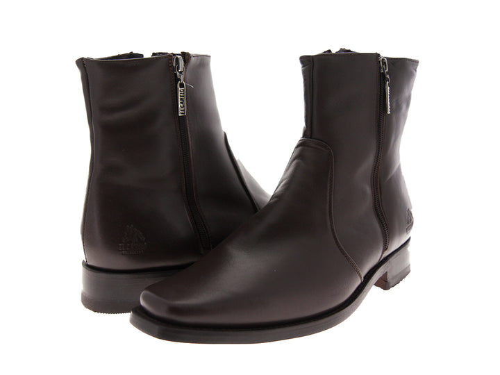 Botas de cuero color café oscuro para hombre con cierre lateral.