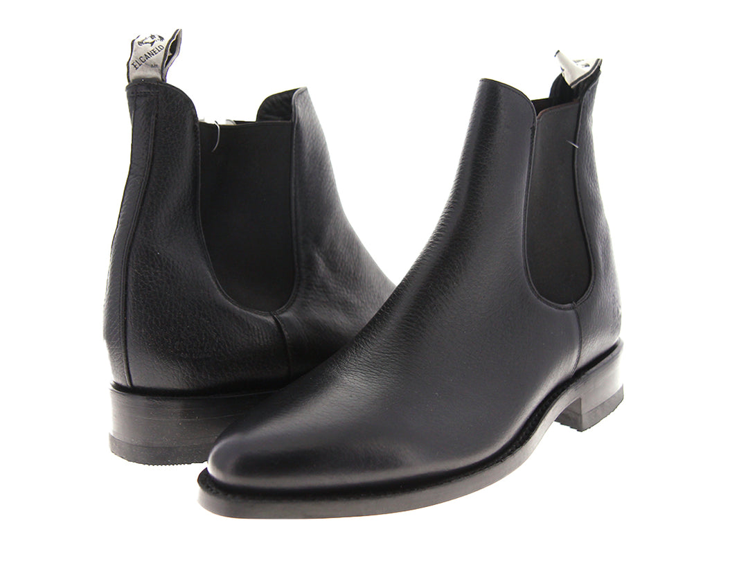 Par de botas Chelsea de cuero negro para hombre con acabado elegante y punta redondeada.