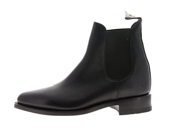 Par de botas Chelsea de cuero negro para hombre con acabado elegante y punta redondeada.