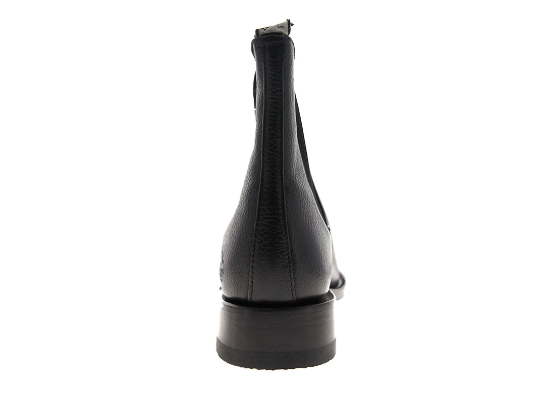 Par de botas Chelsea de cuero negro para hombre con acabado elegante y punta redondeada.