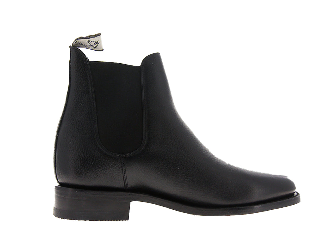 Par de botas Chelsea de cuero negro para hombre con acabado elegante y punta redondeada.