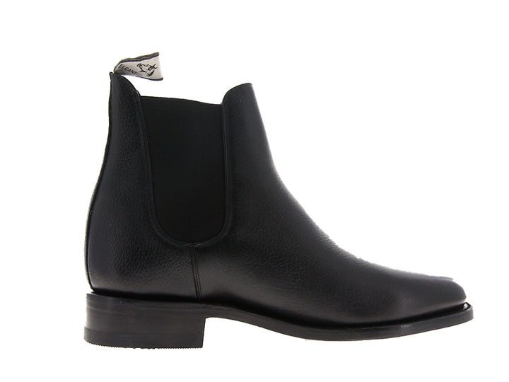 Par de botas Chelsea de cuero negro para hombre con acabado elegante y punta redondeada.