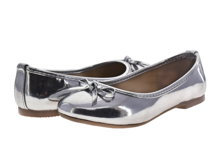 Par de zapatos planos color plata metálico con un pequeño moño decorativo al frente.