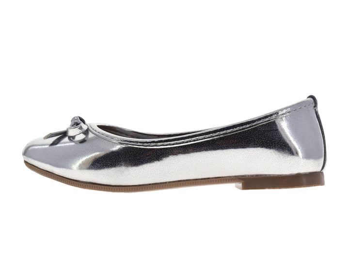Par de zapatos planos color plata metálico con un pequeño moño decorativo al frente.