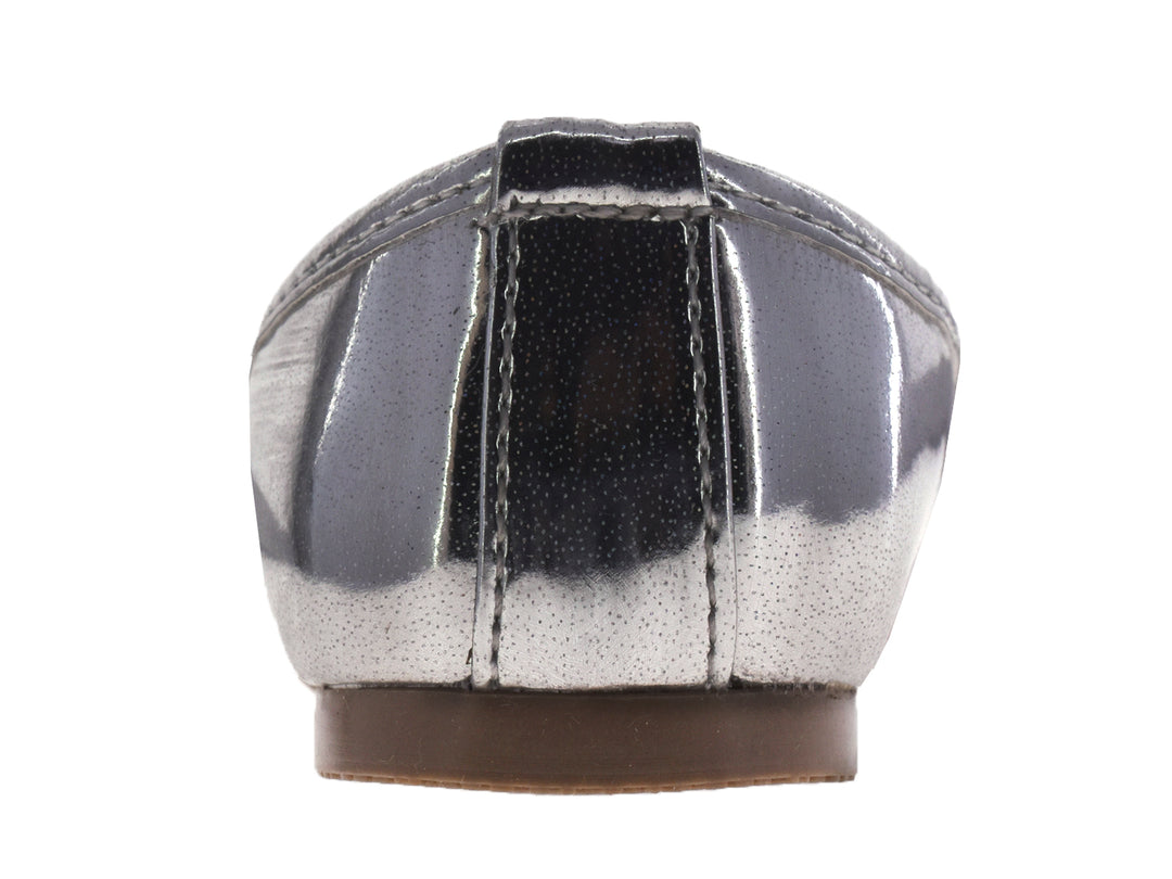 Par de zapatos planos color plata metálico con un pequeño moño decorativo al frente.